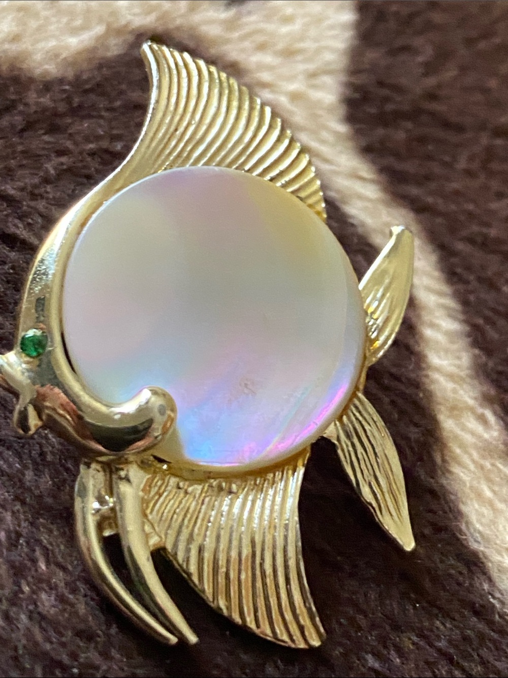 Adorable Vintage 60’s Gold Tone and Mother of Pearl Fish Pin - Picture 5 of 5
